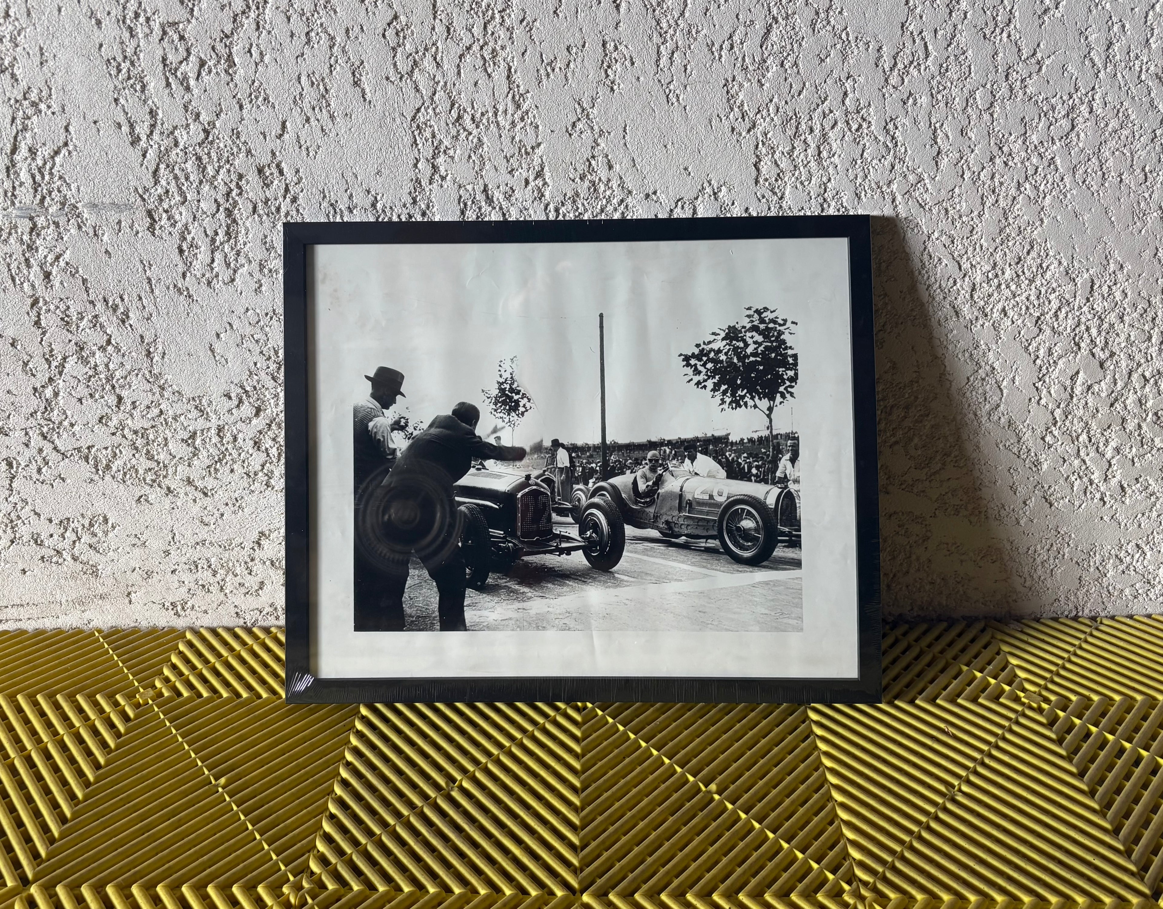 Cadre l’homme à la Bugatti - Vroom Vroom